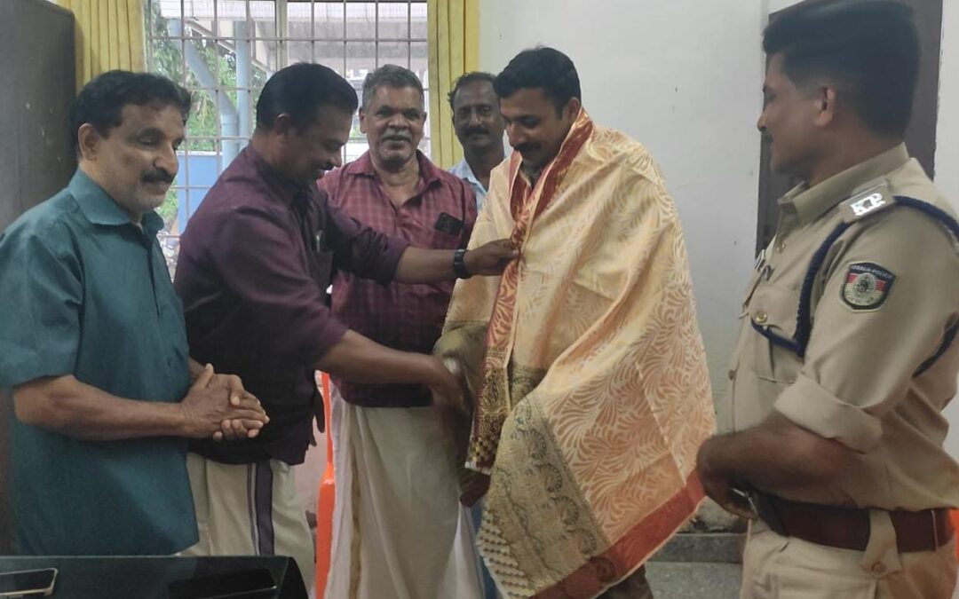 ആറ്റിങ്ങൽ എസ് ഐയ്കും എ എസ് ഐയ്കും എൻ എസ് എസ് കരയോഗത്തിന്റെ ആദരവ്