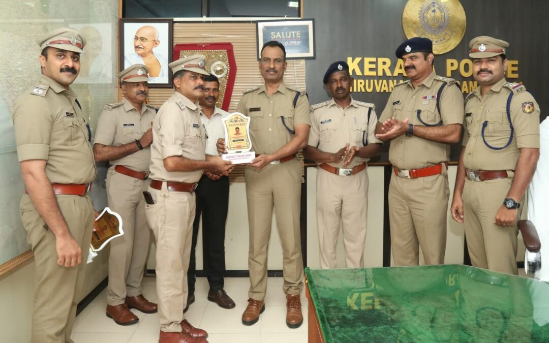 ആറ്റിങ്ങൽ എസ് ഐയ്കും എ എസ് ഐയ്കും ആദരവ് നൽകി