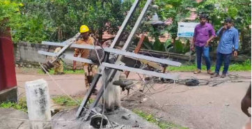 വെഞ്ഞാറമൂട്ടിൽ ടോറസ് ലോറിയിൽ ഇലക്ട്രിക് ലൈൻ കമ്പി കുടുങ്ങി രണ്ട് പോസ്റ്റുകൾ നിലം പതിച്ചു