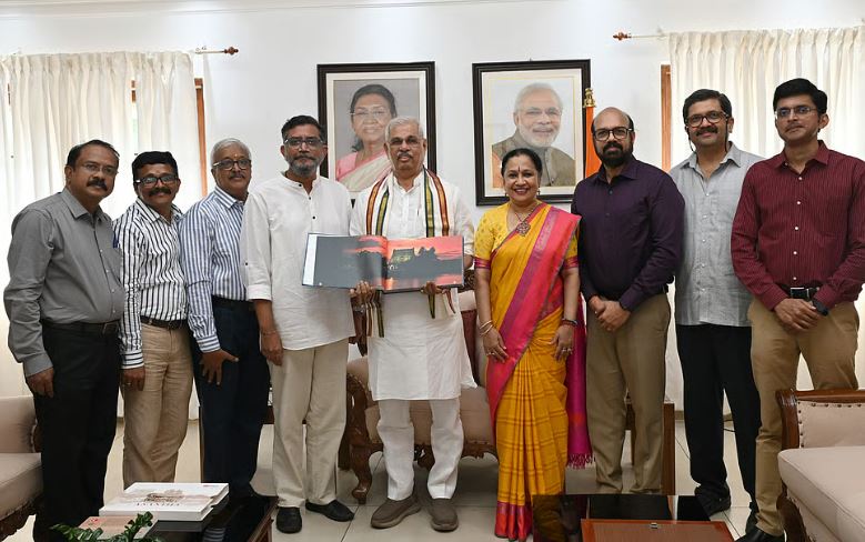 ന്യൂ ഇന്ത്യന് എക്സ്പ്രസിന്റെ കോഫി ടേബിള് ബുക്ക് പ്രകാശനം ചെയ്തു