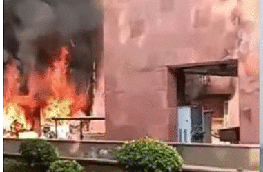 ഡല്‍ഹിയില്‍ എംപിമാരുടെ ഫ്‌ളാറ്റില്‍ തീപിടിത്തം, തീപടര്‍ന്നത് ബ്രഹ്മപുത്ര ബ്ലോക്കിലെ രണ്ട് ഫ്‌ളാറ്റുകളില്‍