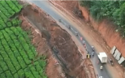 മൂന്നാര് ദേശീയപാതയില് വീണ്ടും മണ്ണിടിച്ചില്; രാത്രിയാത്ര നിരോധിച്ചതിനാല് ഒഴിവായത് വന് അപകടം