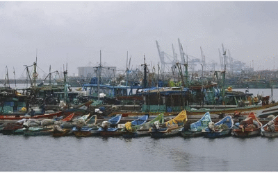 നൂറോളം ട്രെയിനുകളും ആറ് വിമാനങ്ങളും റദ്ദാക്കി; മോന്താ ഇന്ന് കര തൊടും