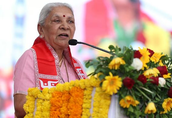 ‘ലിവ് ഇൻ റിലേഷൻഷിപ്പുകൾ ട്രെൻഡ്; പെൺകുട്ടികൾ വിട്ടു നിൽക്കണം, അല്ലെങ്കിൽ 50 കഷണങ്ങളായേക്കാം’