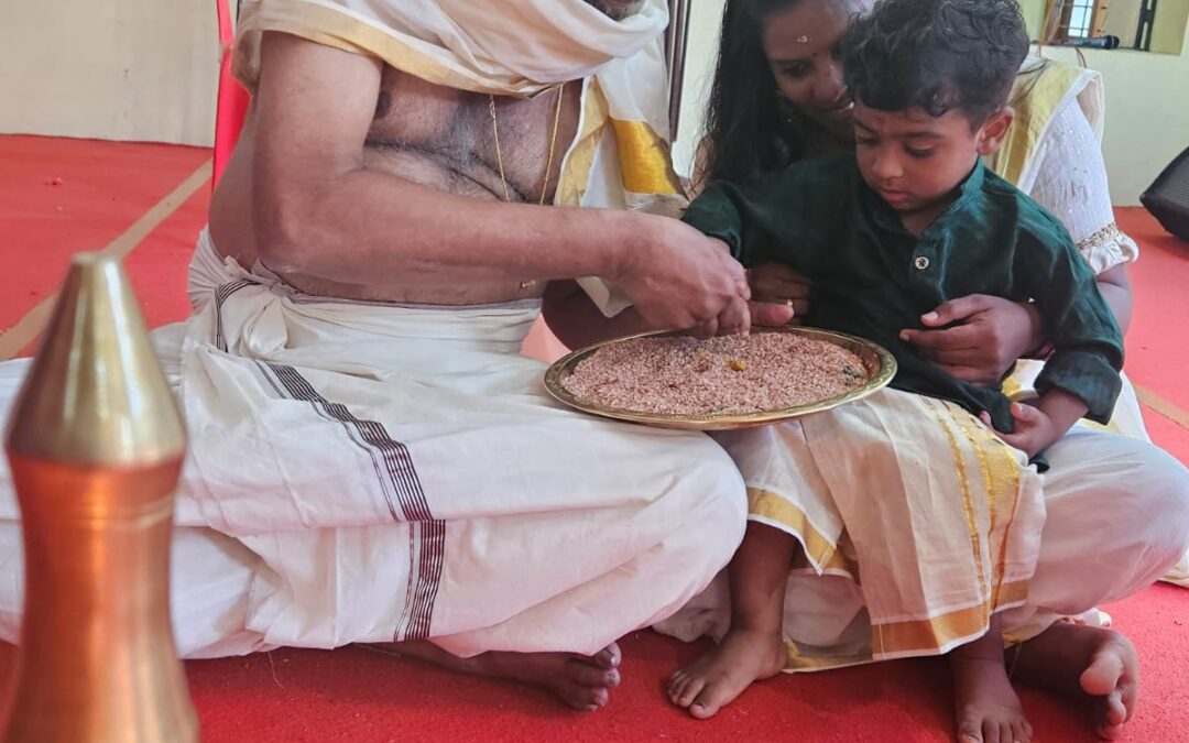 ആറ്റിങ്ങൽ വീരളം ക്ഷേത്രത്തിൽ ഡോ.പി രാധാകൃഷ്ണൻ നായർ കുരുന്നുകളെ ആദ്യാക്ഷരം കുറിപ്പിച്ചു