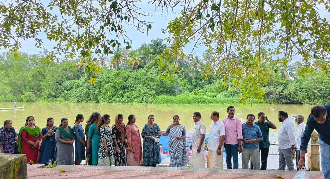 ചിറയിൻകീഴ് പുളിമുട്ടു കടവിൽ രണ്ടര ലക്ഷം കാരച്ചെമ്മീൻ കുഞ്ഞുങ്ങളെ നിക്ഷേപിച്ചു