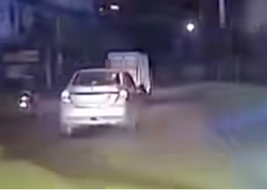 അതീവ ഗുരുതരാവസ്ഥയിലുള്ള രോഗിയുമായി ആശുപത്രിയിലേക്ക് പോയ ആംബുലൻസിന്‍റെ വഴി മുടക്കി കാർ ഡ്രൈവർ