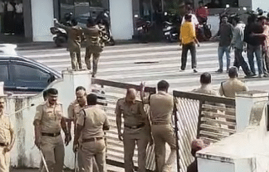 വിവാഹ സല്‍ക്കാരത്തിനിടെ റോഡ് ബ്ലോക്ക് ചെയ്തു; വിരുന്നുകാരും നാട്ടുകാരും തമ്മില്‍ പൊരിഞ്ഞ തല്ല്