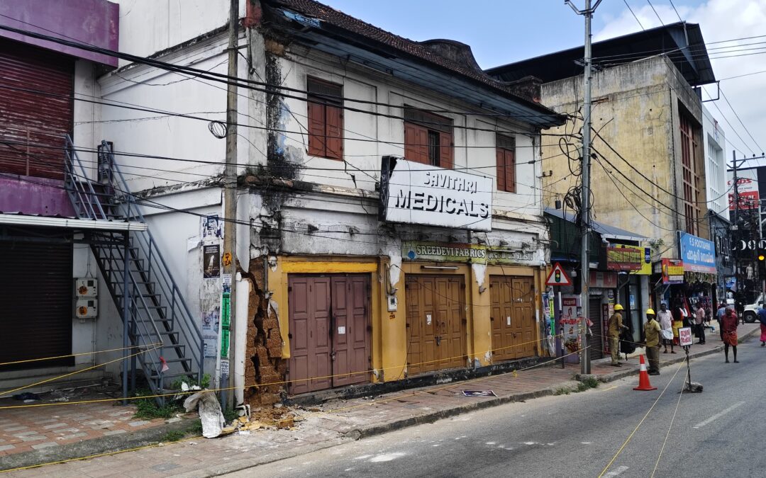 ആറ്റിങ്ങൽ കച്ചേരി നടയിൽ പഴയ ഇരുനില മന്ദിരം ഏതു നിമിഷവും ഇടിഞ്ഞു വീഴാവുന്ന അവസ്ഥയിൽ