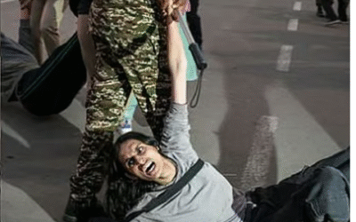 വായു മലിനീകരണത്തിനെതിരെ ഇന്ത്യ ഗേറ്റില്‍ പ്രതിഷേധം, പൊലീസിന് നേര്‍ക്ക് പെപ്പര്‍ സ്‌പ്രേ, 15 പേര്‍ അറസ്റ്റില്‍