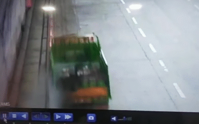 കുതിരാനില് നിയന്ത്രണംവിട്ട് മിനി ലോറി കൈവരിയില് ഇടിച്ചു; യാത്രക്കാരന്റെ കൈ അറ്റുപോയി