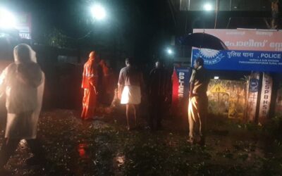 മരം വീണു, ഗതാഗതം തടസ്സപ്പെട്ടു; അഗ്നിശമന സേന മരം മുറിച്ചു മാറ്റി