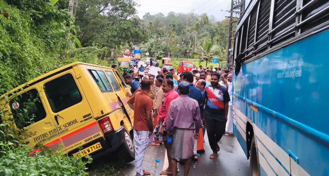 കളമച്ചൽ ആനച്ചലിൽ സ്കൂൾ ബസ് മറിഞ്ഞ് ഒരു വിദ്യാർത്ഥിക്ക് പരിക്ക്