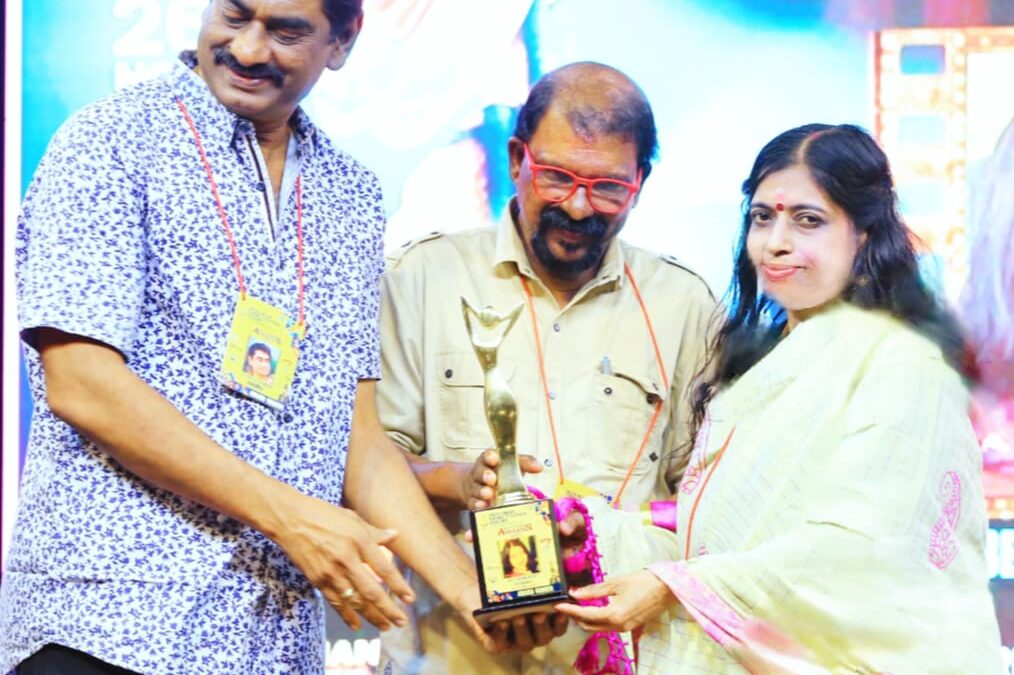 മികച്ച ഡോക്യുമെൻ്ററി ചിത്രത്തിനുള്ള പുരസ്കാരം ഏറ്റുവാങ്ങി ബിന്ദു നന്ദന