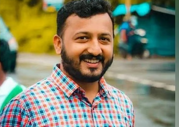 പാലക്കാടെത്തി വോട്ടുചെയ്ത് രാഹുല് മാങ്കൂട്ടത്തില്