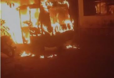 ചിറയിൻകീഴ് ആർ എസ് എസ് പ്രവ൪ത്തകന്റെ വീടിനു നേരെ അക്രമം; നാല് വാഹനങ്ങൾ കത്തിനശിച്ച നിലയിൽ