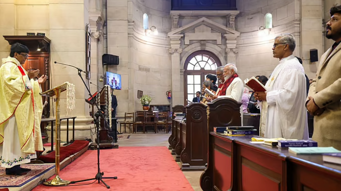 ക്രിസ്മസ് ദിനത്തില്‍ ക്രൈസ്തവ ദേവാലയം സന്ദര്‍ശിച്ച് പ്രധാനമന്ത്രി