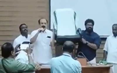 തെരഞ്ഞെടുപ്പ് ചട്ടംലംഘിച്ച് കൗണ്‍സില്‍ യോഗം; മേയറുടെ കസേര മേശപ്പുറത്തു കയറ്റിവച്ച് പ്രതിപക്ഷ പ്രതിഷേധം