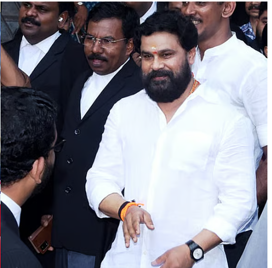 പാസ്പോർട്ട് വിട്ടു നൽകണം; ദിലീപ് കോടതിയിൽ അപേക്ഷ നൽകി, എതിർത്ത് പ്രോസിക്യൂഷൻ