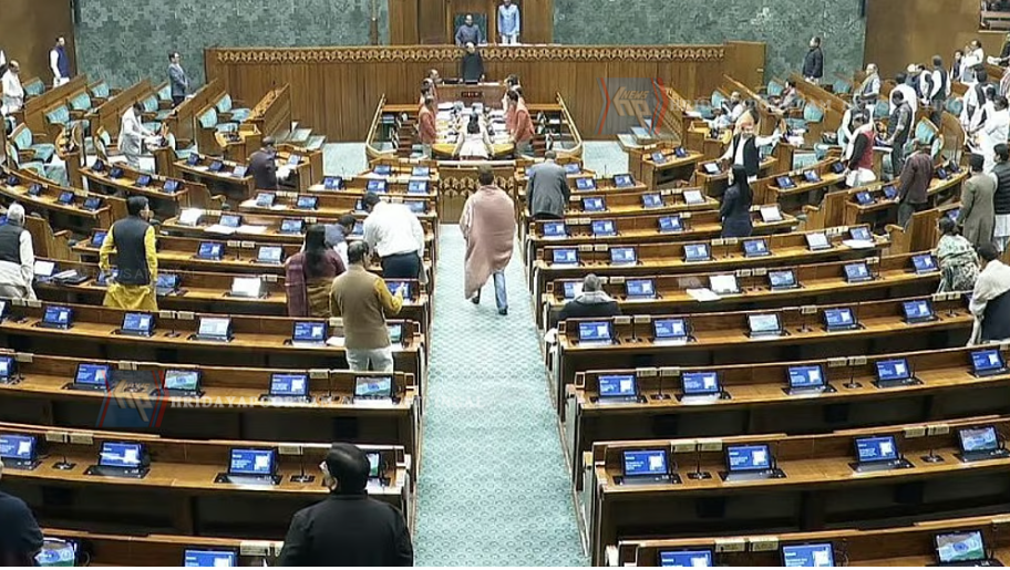 വി ബി ജി റാം ജി തൊഴിലുറപ്പ് ബിൽ ലോക്സഭ പാസ്സാക്കി; ബില്ല് വലിച്ചുകീറിയെറിഞ്ഞ് പ്രതിപക്ഷ പ്രതിഷേധം