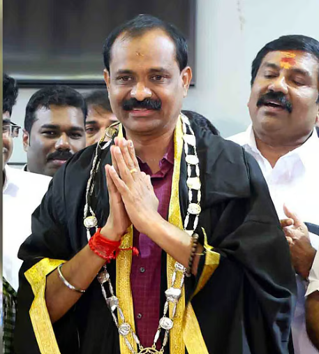 ആറ്റിങ്ങലും പോത്തന്കോട്ടുമുള്ളവര് കയറരുതെന്ന് പറയാന് പറ്റുമോ?; ഇ ബസ് വിവാദത്തില് മേയര്ക്കു മറുപടിയുമായി മന്ത്രി