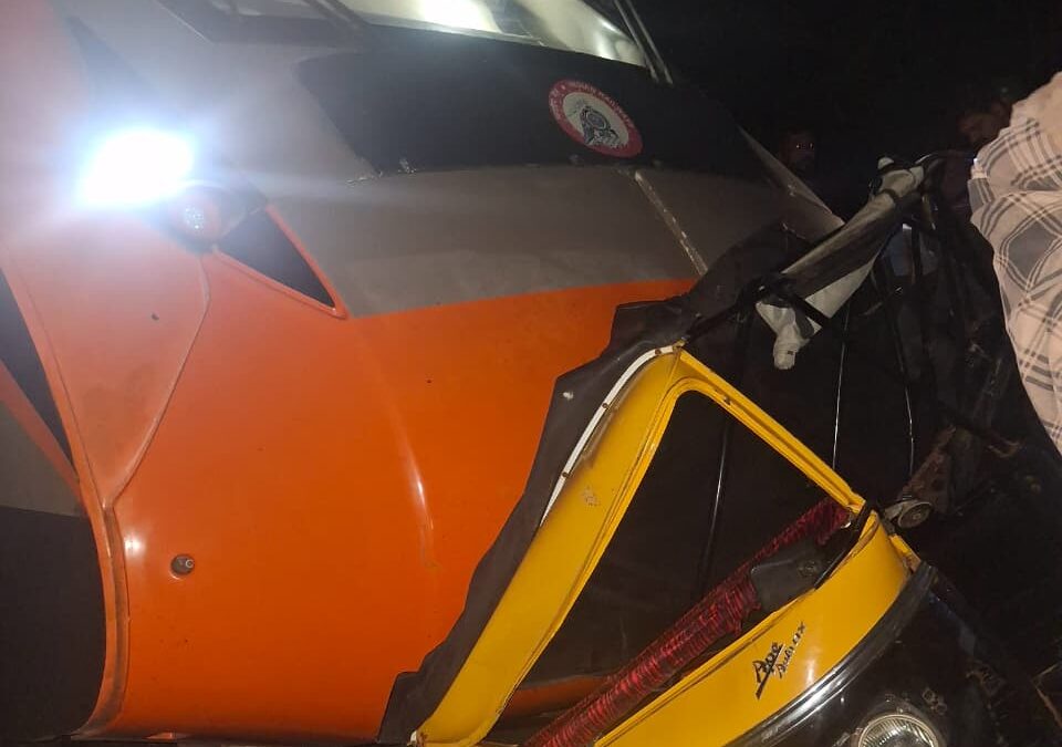 വന്ദേ ഭാരത് ട്രെയിന് മുന്നിൽ ഓട്ടോറിക്ഷ ഓടിച്ചു കയറ്റി