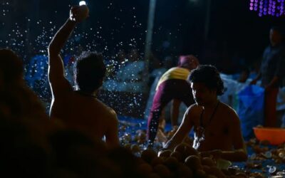 ഇരുകൈയും വൃത്താകാരത്തില്‍ അതിവേഗം ഉയര്‍ന്നു താഴ്ന്നു, ഒറ്റയ്ക്ക് എറിഞ്ഞ് ഉടച്ചത് 12,008 നാളികേരം; ഭക്തിസാന്ദ്രമായി ‘പന്തീരായിരം’