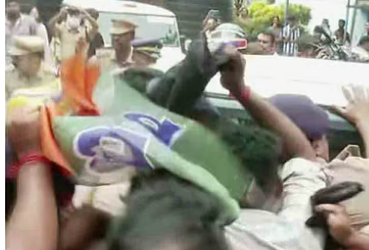 രാഹുല്‍ മാങ്കൂട്ടത്തിലിനെതിരെ ഡിവൈഎഫ്‌ഐ – യുവമോര്‍ച്ച പ്രതിഷേധം; വാഹനം വളഞ്ഞ് കൂവി വിളിച്ച് പ്രതിഷേധക്കാര്‍