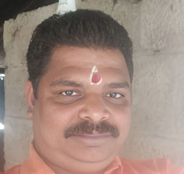 വീട്ടിലേക്ക് കയറ്റിയ കാർ പിന്നിലേക്ക് ഉരുണ്ട് ബൈക്കിലിടിച്ചു; ബൈക്ക് യാത്രികന് ദാരുണ അന്ത്യം