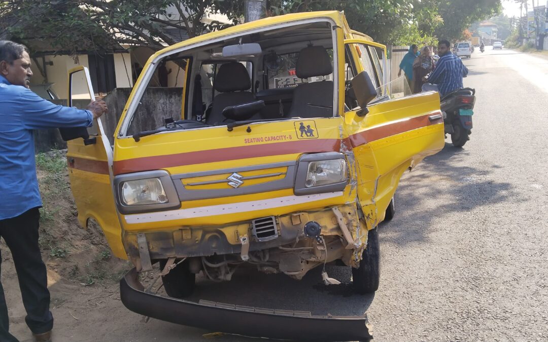 തെരുവുനായ കുറുകെ ചാടി; സ്കൂൾ വണ്ടി അപകടത്തിൽപ്പെട്ടു