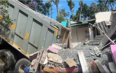 ഇടുക്കിയില്‍ ടോറസ് ലോറി വീടിന് മുകളിലേക്ക് മറിഞ്ഞു; വീട് ‘തവിടുപൊടി’യായി; ഒഴിവായത് വന്‍ അപകടം