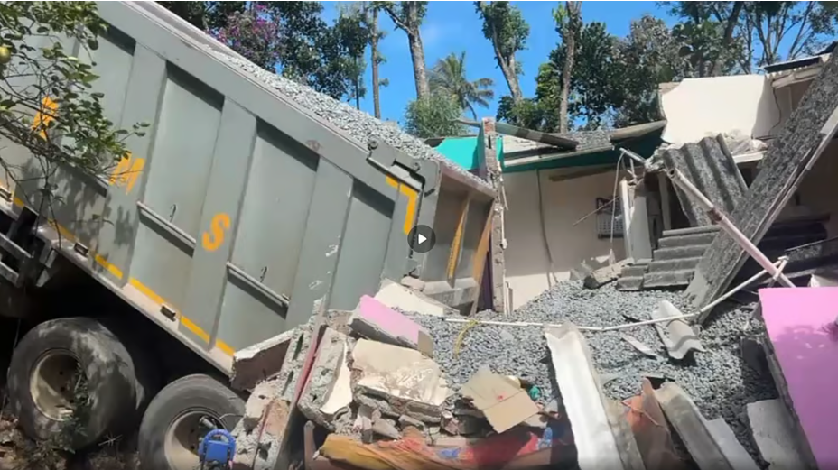 ഇടുക്കിയില് ടോറസ് ലോറി വീടിന് മുകളിലേക്ക് മറിഞ്ഞു; വീട് ‘തവിടുപൊടി’യായി; ഒഴിവായത് വന് അപകടം