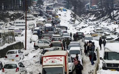 ഹിമാചലില്‍ കനത്ത മഞ്ഞുവീഴ്ച; ആയിരത്തിലധികം റോഡുകള്‍ അടച്ചു, മണാലിയില്‍ നീണ്ട ഗതാഗതക്കുരുക്ക്