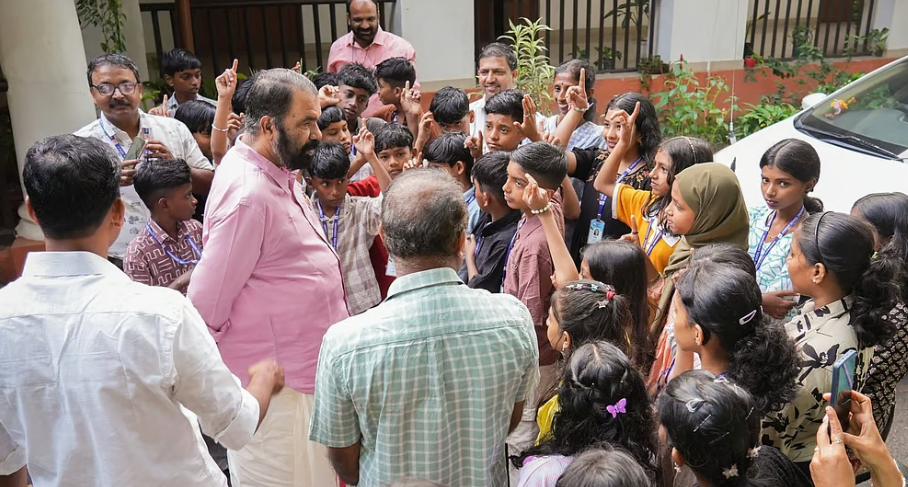 വിദ്യാര്‍ഥികളുടെ പഠന ഭാരം ലഘൂകരിക്കും, സിലബസ് 25 ശതമാനം കുറയ്ക്കുമെന്ന് വിദ്യാഭ്യാസ മന്ത്രി