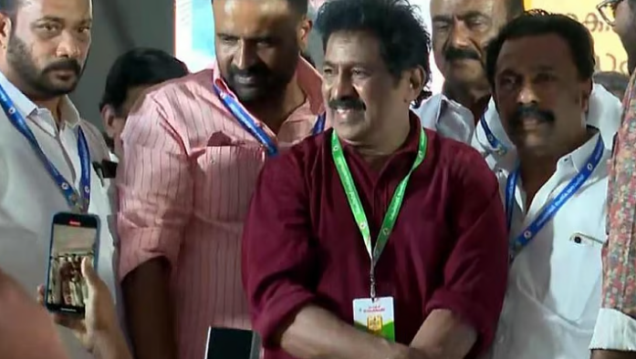 പ്രേംകുമാര്‍ കോണ്‍ഗ്രസ് വേദിയില്‍