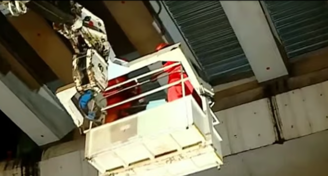 ഓപ്പറേഷന് ‘സുഭാഷ്’ വിജയം; മെട്രോ പില്ലറിന് മുകളില് കുടുങ്ങിയ പൂച്ചയെ രക്ഷപ്പെടുത്തി