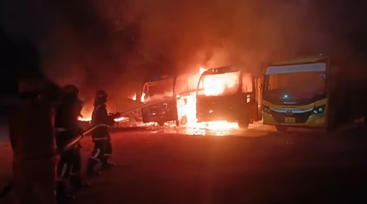 തിരുവനന്തപുരം സ്കൂളിൽ വൻ തീപിടിത്തം; മൂന്ന് ബസുകൾ കത്തി നശിച്ചു,ദൂരൂഹത ?