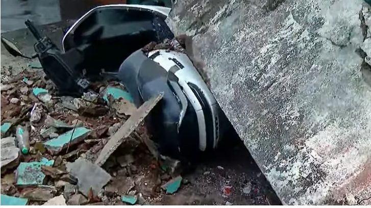 കോഴിക്കോട് വലിയങ്ങാടിയില്‍ കെട്ടിടത്തിന്റെ കോണ്‍ക്രീറ്റ് തകര്‍ന്നുവീണു; മൂന്ന് തൊഴിലാളികള്‍ മരിച്ചു