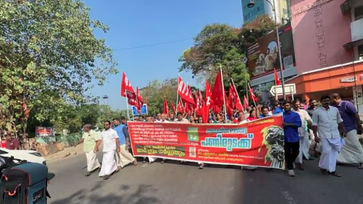 സ്തംഭിച്ച് കേരളം; കോഴിക്കോട്ട് അധ്യാപകരെയും കുട്ടികളെയും പുറത്താക്കി ഗേറ്റ് പൂട്ടി; കല്‍പ്പറ്റയില്‍ ബാങ്ക് പൂട്ടിച്ചു