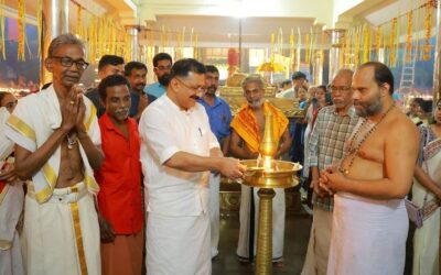 ‘ആ പൊന്നിന്‍ വെളിച്ചത്തില്‍ കുളിച്ച് നില്‍ക്കുന്നത് കാണാന്‍ എന്തൊരു ഭംഗിയാണെന്നോ?’, പെരുമ്പറമ്പ് ശിവക്ഷേത്രത്തില്‍ നിലവിളക്ക് കത്തിച്ച് കെ ടി ജലീല്‍