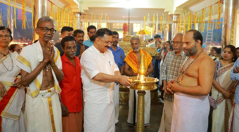 ‘ആ പൊന്നിന്‍ വെളിച്ചത്തില്‍ കുളിച്ച് നില്‍ക്കുന്നത് കാണാന്‍ എന്തൊരു ഭംഗിയാണെന്നോ?’, പെരുമ്പറമ്പ് ശിവക്ഷേത്രത്തില്‍ നിലവിളക്ക് കത്തിച്ച് കെ ടി ജലീല്‍