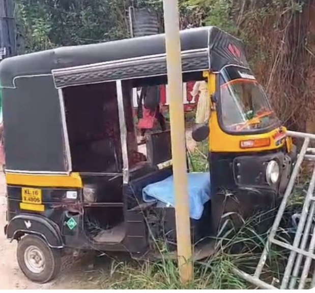 ആറ്റിങ്ങൽ പൂവൻപാറയിൽ വാഹനാപകടം