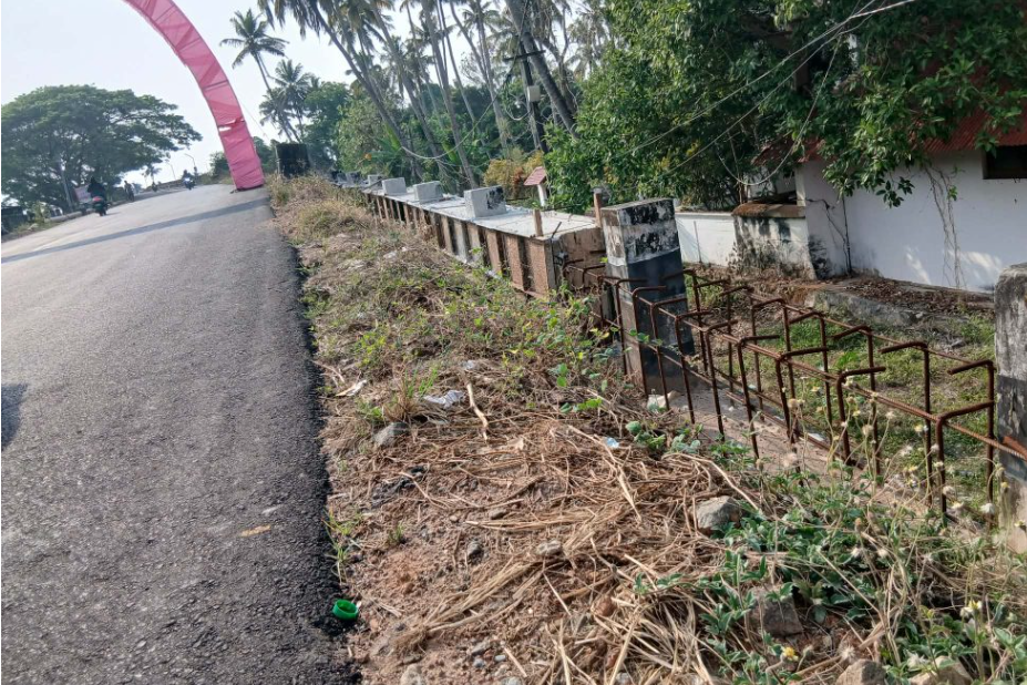 മീരാൻകടവ്: സംരക്ഷണ ഭിത്തി നിർമ്മാണം വൈകുന്നത് യാത്രക്കാർക്ക് അപകടഭീഷണി ഉയർത്തുന്നു