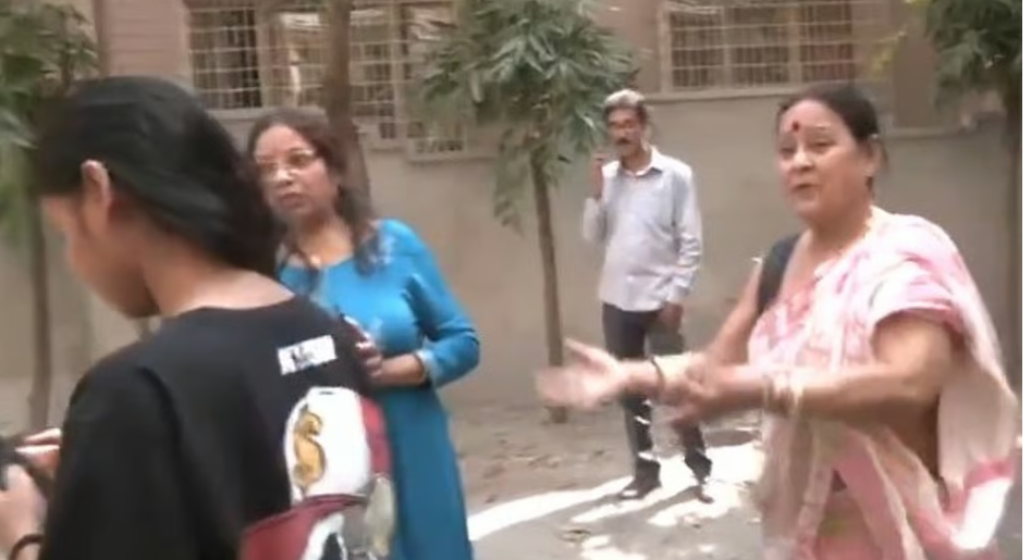 ബംഗ്ലാദേശില് ഭൂകമ്പം, കൊല്ക്കത്തയില് ഉള്പ്പെടെ തുടര്ചലനം, പുറത്തേക്കോടി ജനങ്ങള്