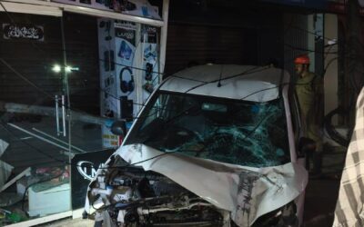 ആലംകോട് നിയന്ത്രണം വിട്ട കാർ കടയിൽ ഇടിച്ചു കയറി ….