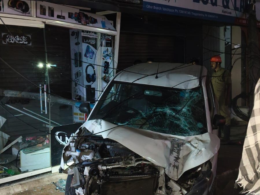 ആലംകോട് നിയന്ത്രണം വിട്ട കാർ കടയിൽ ഇടിച്ചു കയറി ….