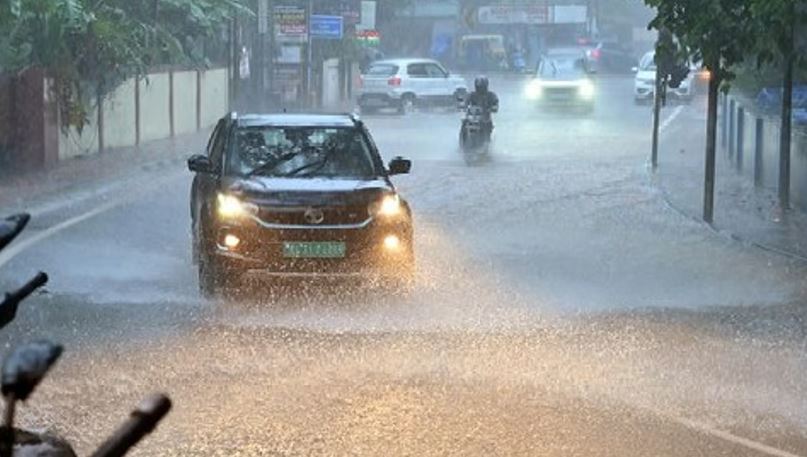 ഇരട്ട ചക്രവാതച്ചുഴി, ന്യൂനമർദ്ദ പാത്തി; ഇടിമിന്നലോട് കൂടിയ മഴയ്ക്ക് സാധ്യത