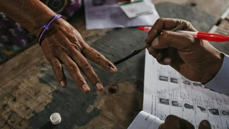 പത്രിക സമര്പ്പണം ഇന്ന് മൂന്ന് മണി വരെ; വോട്ടെടുപ്പിന് ഇനി 18 ദിവസം