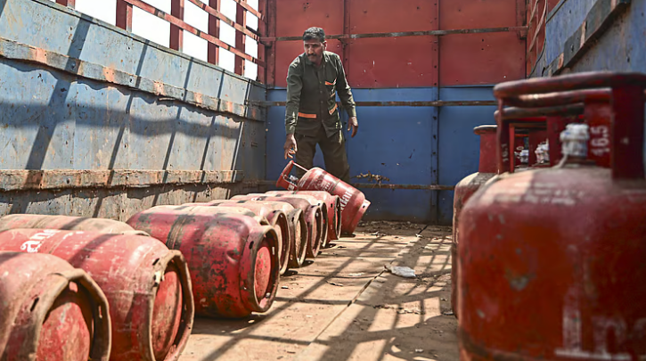 ഗ്യാസ് ക്ഷാമത്തിന്റെ പേരില് വില കൂട്ടരുത്, റെസ്റ്റോറന്റുകള്ക്കെതിരെ നടപടി; മുന്നറിയിപ്പുമായി ഉപഭോക്തൃ സംരക്ഷണ അതോറിറ്റി
