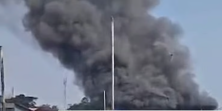 എടയാര് വ്യവസായ മേഖലയില് തീപിടിത്തം, തൊഴിലാളിയുടെ മൃതദേഹം കത്തിക്കരിഞ്ഞ നിലയില്; നിരവധിപ്പേര്ക്ക് പൊള്ളലേറ്റു